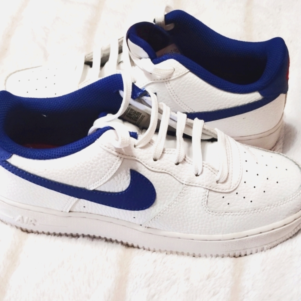 Nike White and Blue Sneakers